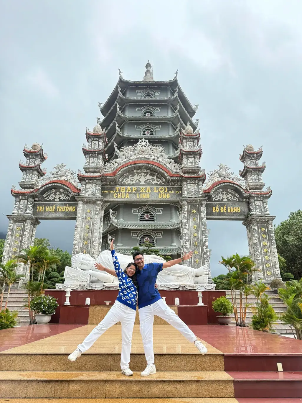bookvietnamholiday.com clients at Linh Ứng Pagoda gate, Da Nang