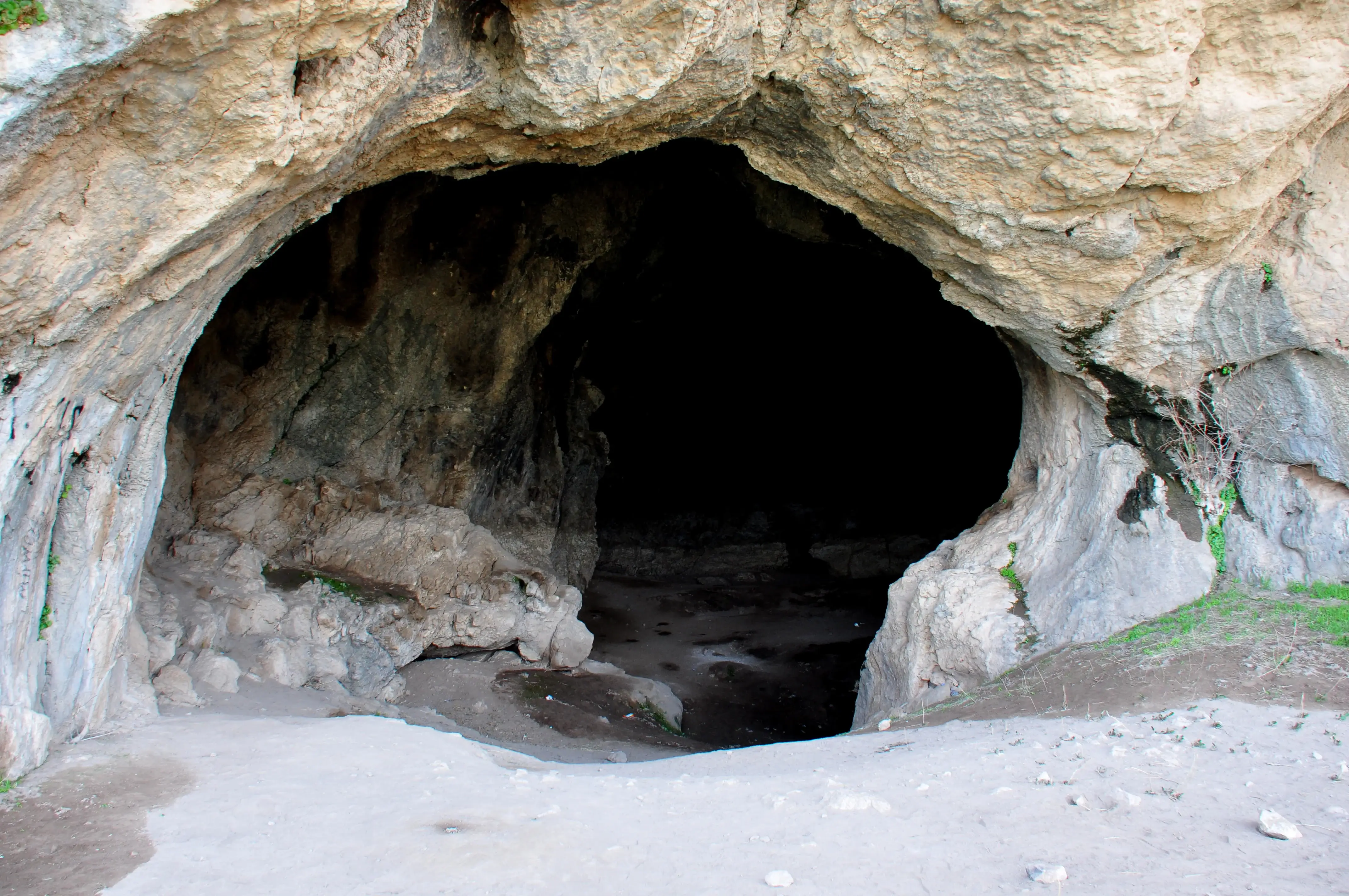 Dark Cave Hang Toi bat cave Lan Ha Bay kayaking Cat Ba Vietnam