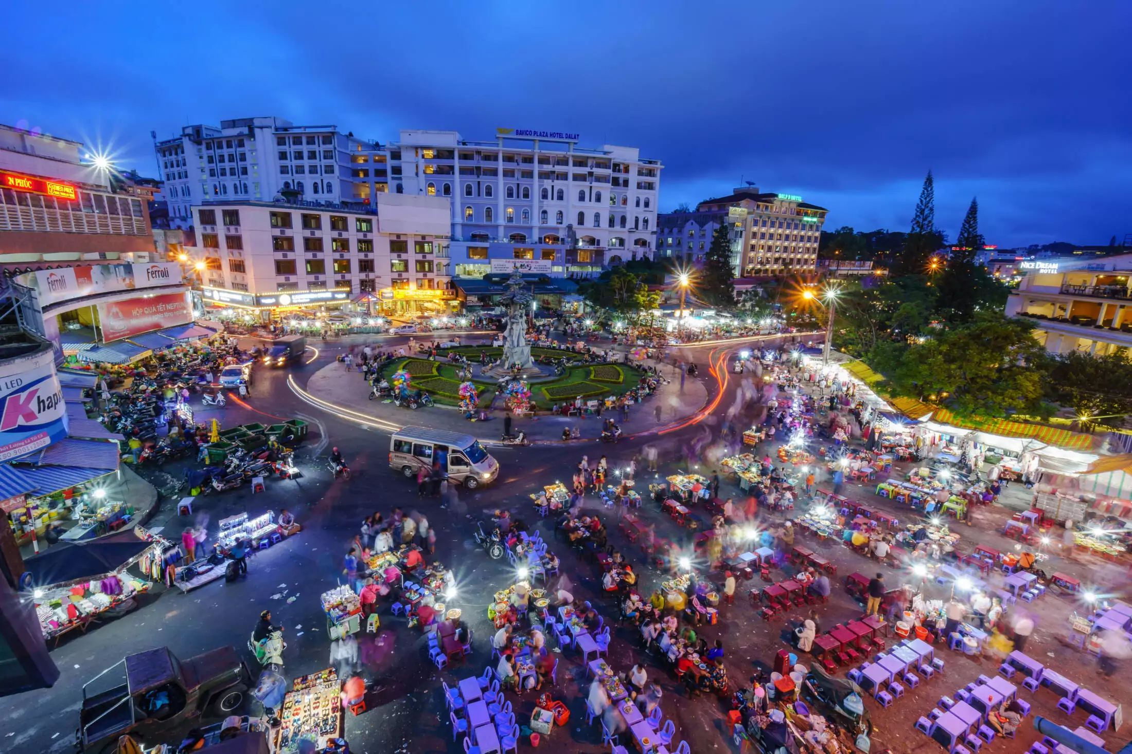 Da Lat Night Market Hoa Binh Square rotisserie chicken cool evening Vietnam