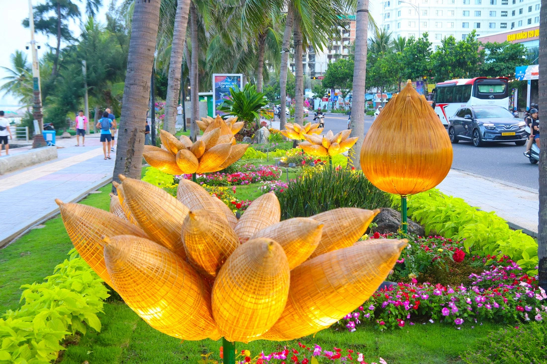 Da Nang beachfront promenade with palm trees and hotels