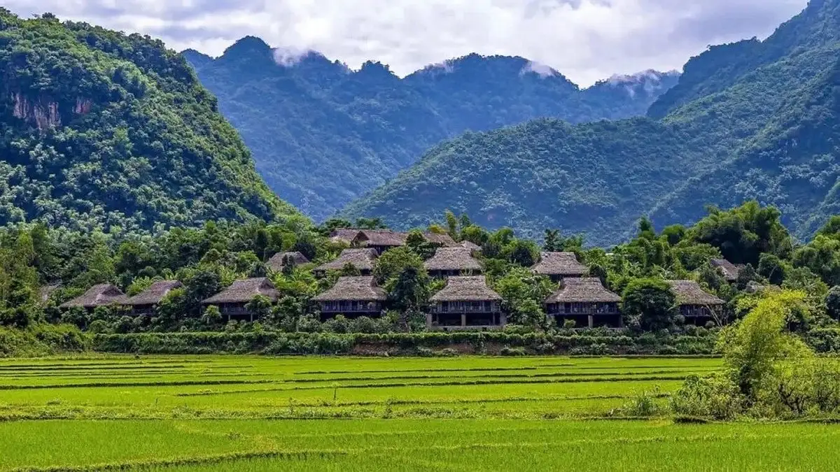 Lac Village White Thai ethnic community stilt houses weaving Mai Chau Vietnam
