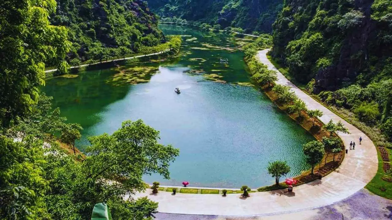 Tuyet Tinh Coc hidden karst lake green water Vietnam