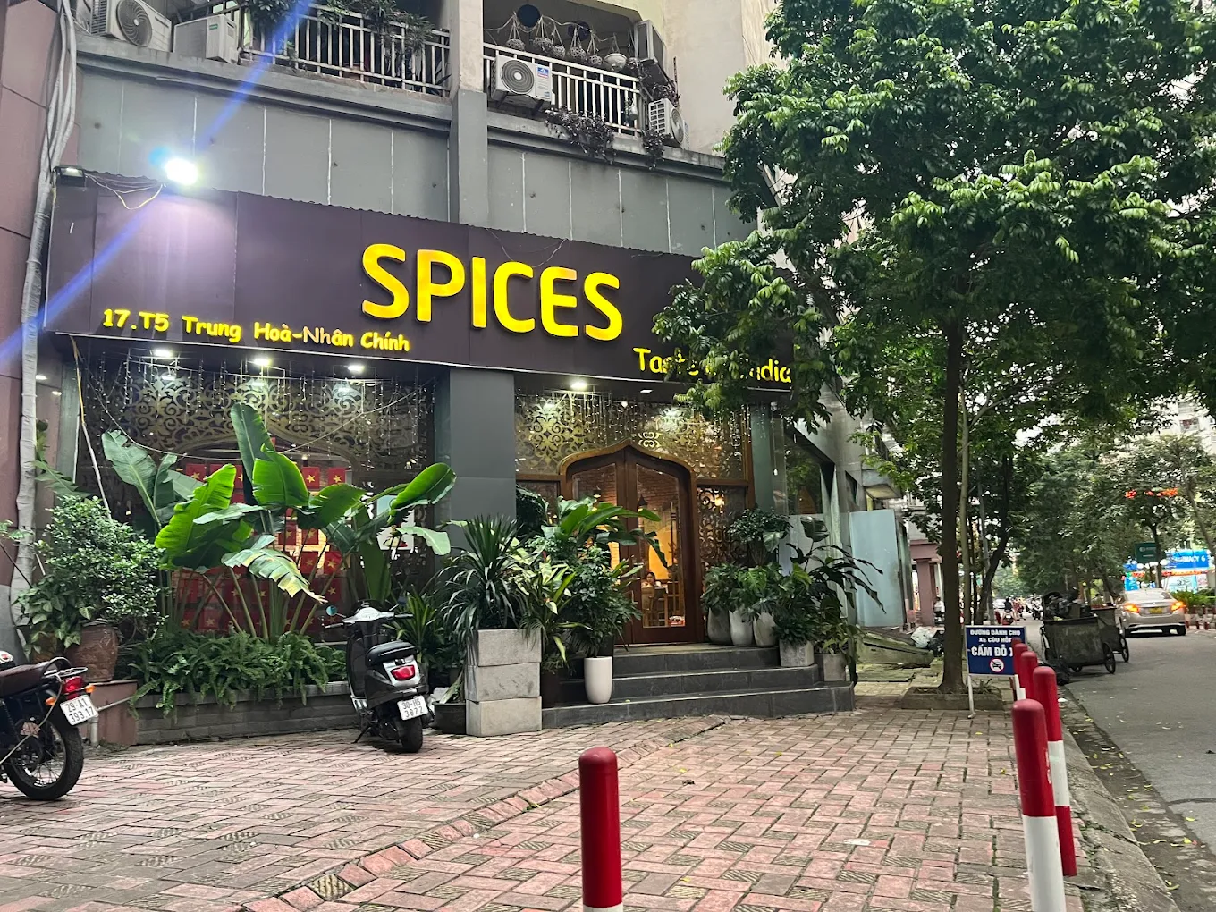 Spices Indian restaurant Hanoi — Hoang Dao Thuy